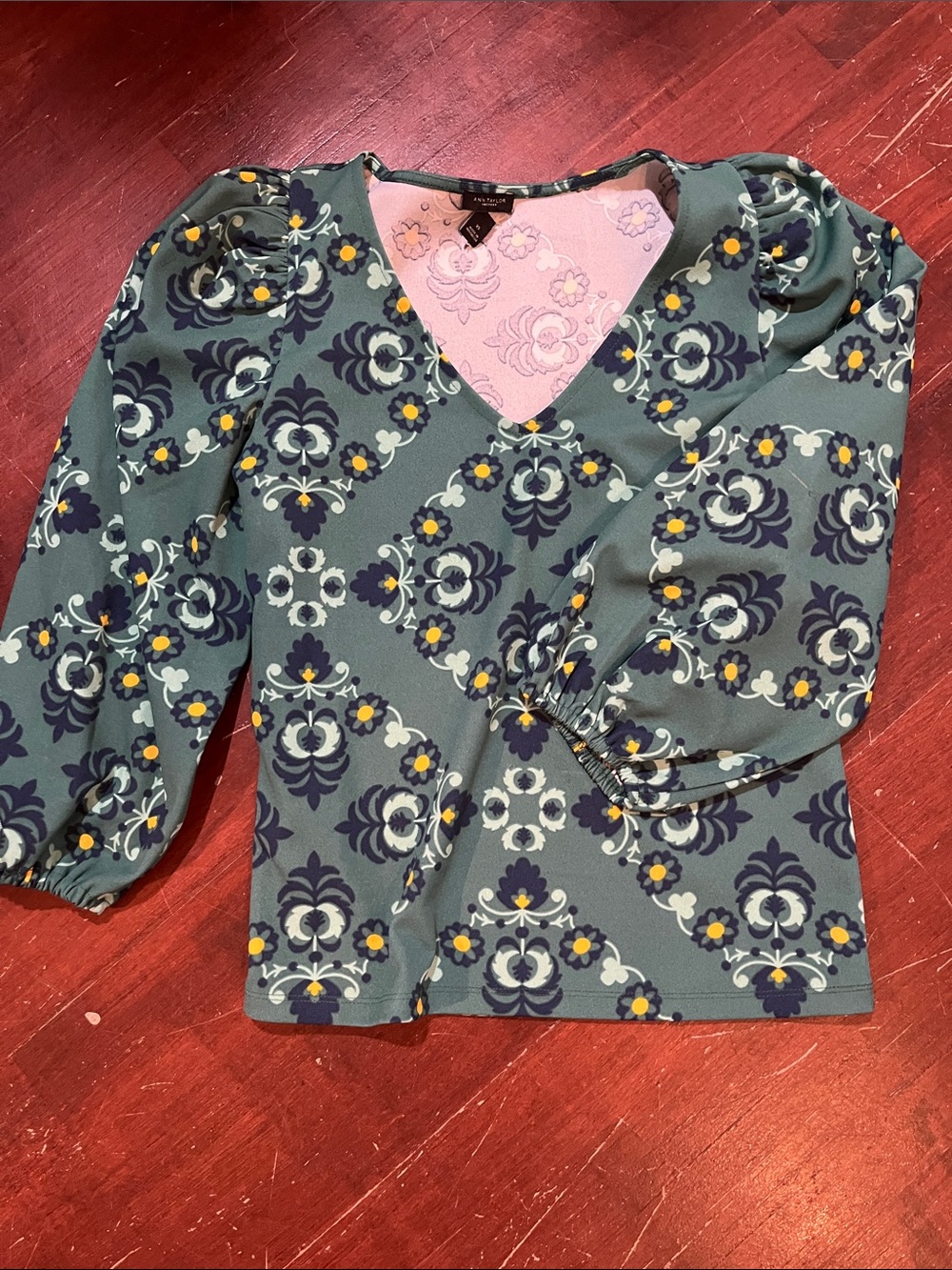 🌻3/$15🌻 Ann Taylor Factory Teal Floral Medallion V-Neck Puff Sleeve shirt